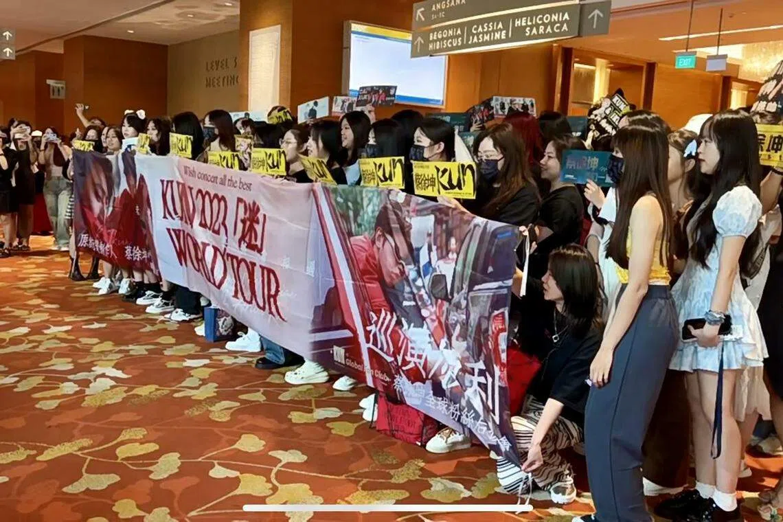 演唱会开唱前数小时，不少粉丝聚集场外拉起布条合影。（小红书）