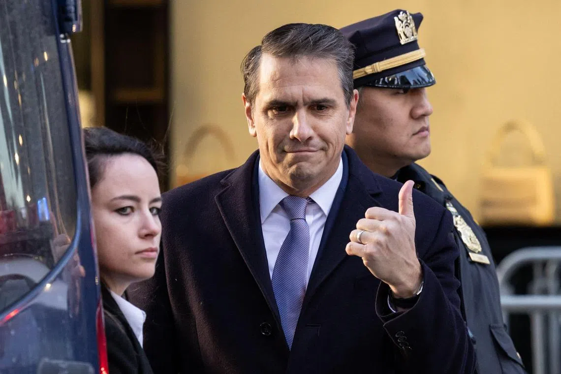 特朗普支付色情明星封口费案2024年2月15日在纽约曼哈顿刑事法庭进行审理，辩护律师布兰奇在特朗普大厦外等候，准备赴法庭。（法新社）