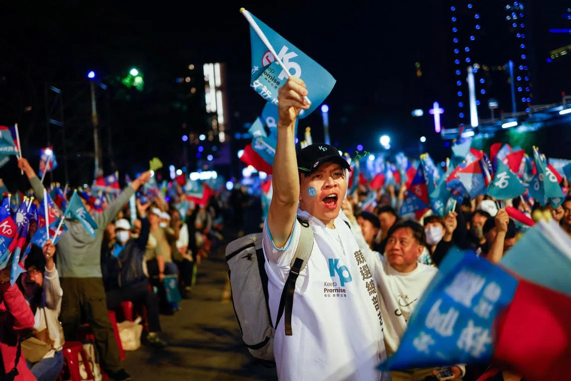 民众党内部预估，由于总统候选人柯文哲的基本盘由大量年轻人、中间选民撑起，胜选关键将系于年轻人的投票意愿，只要30岁以下青年投票率冲破八成五，就有望胜选。图为民众党1月7日在高雄举办的造势活动。（路透社）