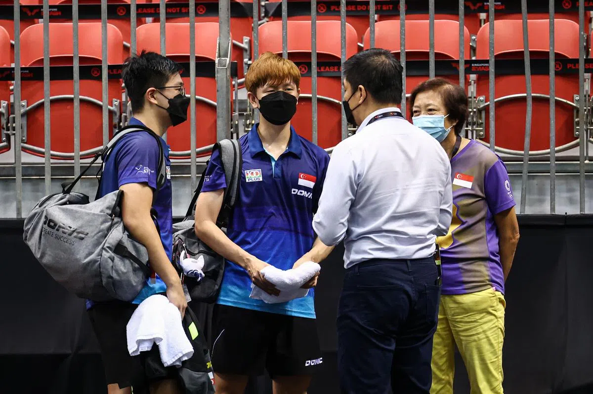 由傅绍峰（左一）、周哲宇（左二）组成的我国男双“傅周组合”在复赛表现神勇，让赛会最终冠军组合樊振东／王楚钦吓了一身冷汗。他们与对手的世界排名相差100多位，不过展现出来的斗志和拼劲令人留下深刻印象。国会议长兼新加坡奥理会主席陈川仁（背对者）和前新加坡乒总会长李美花当天也莅临现场观战，为这对组合加油。（李健玮摄）