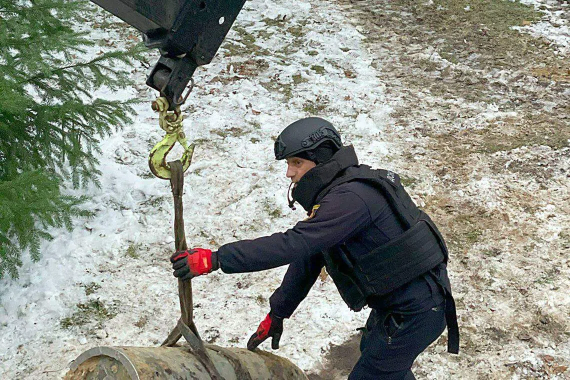 乌克兰当局用起重机移除俄罗斯“匕首”（Kinzhal）高超音速导弹弹头。这类导弹的飞行速度比音速快上10倍。（法新社）