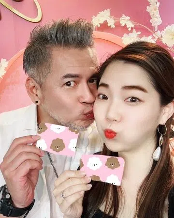 马国贤登记结婚，首晒夫妻合照放闪。（脸书）