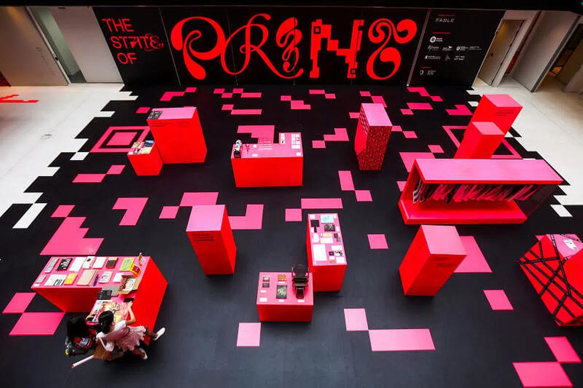 “印刷的状态”展览现场所采用的桃红与黑，是取自四色印刷CMYK里的洋红（M，magenta）与黑（K，key‘black’）。（白艳琳摄）