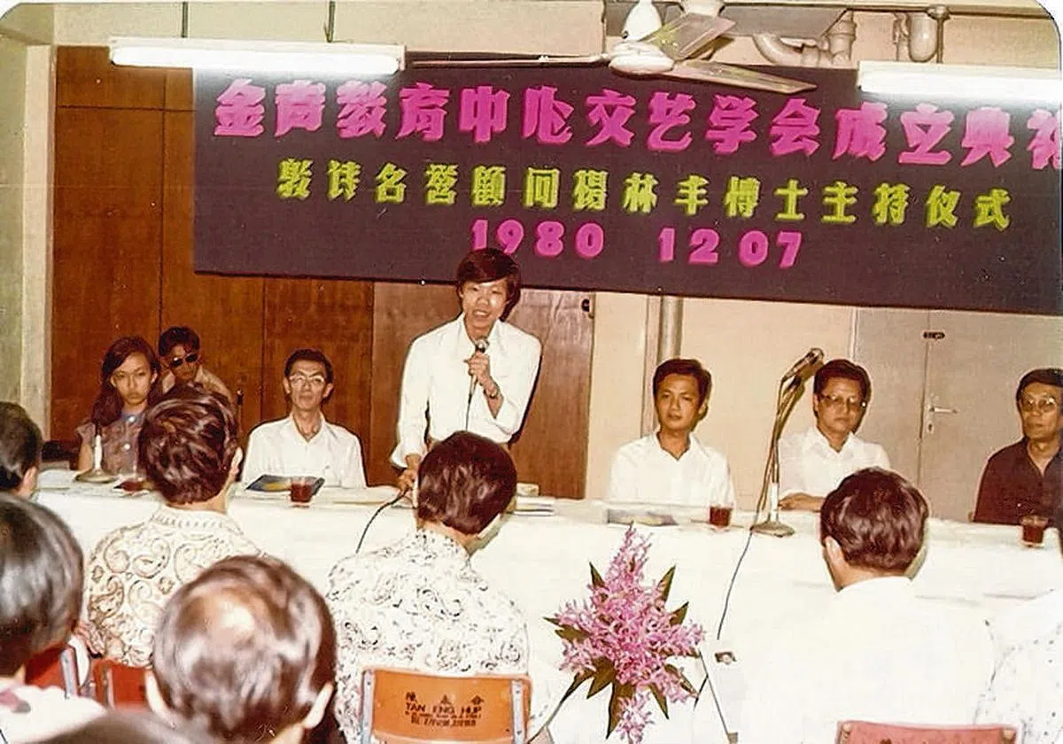 1980年，在金声文艺学会成立典礼致辞。左起：汤玲玲、白振华、白全成、杨林丰博士、陈德复、李三锋。