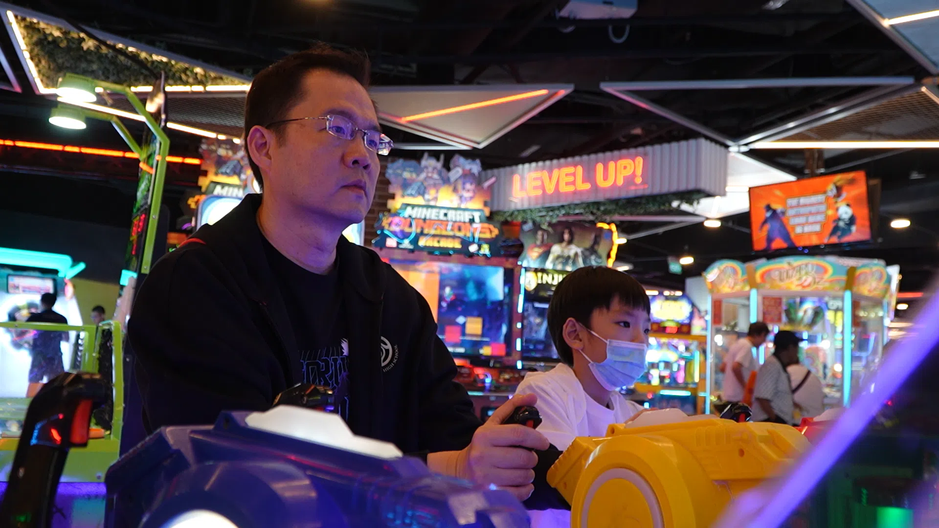 马钏杰的儿子喜欢到电玩中心Timezone，这里也是他们父子之间增进感情的地方。（视频截图）