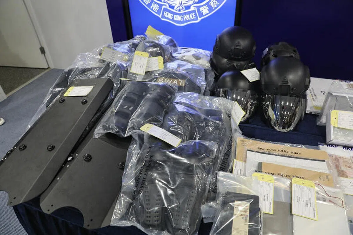 警方在记者会上展示检获的证物。（香港中通社）