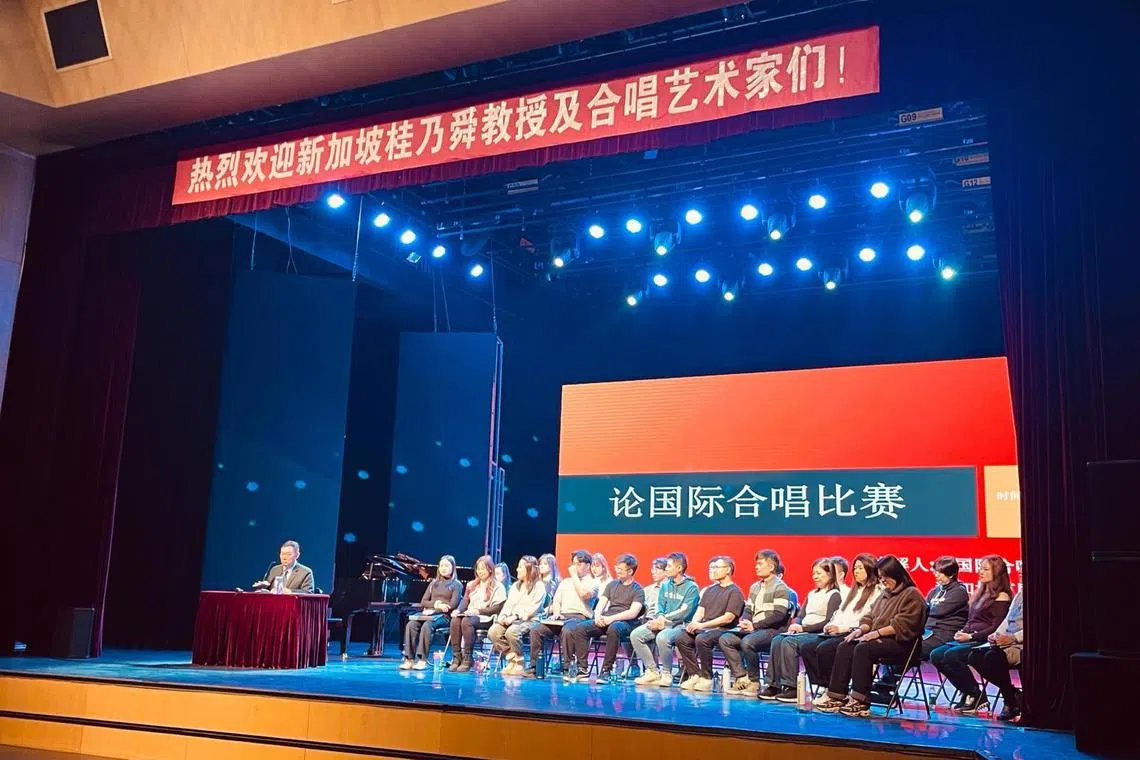 桂乃舜与“新加坡合唱艺术家”受邀在中国西安演出并举办讲座。（桂乃舜提供）