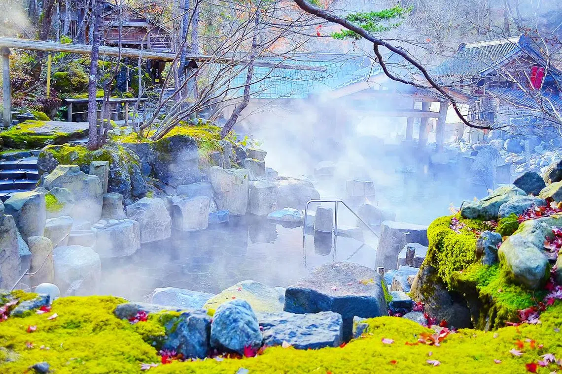 入住黑川温泉一晚，感受清晨笼罩在雾气白烟中的缥缈。