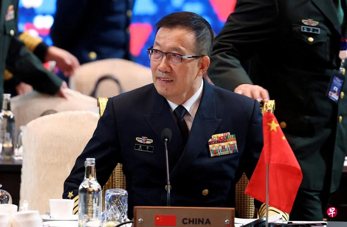 中国国防部长董军本周在东帝汶首都帝力与东帝汶总统拉莫斯—奥尔塔会面，表示中国愿同东帝汶一道，密切战略协同，提升合作质效，推动两军关系迈上新台阶。图为董军去年10月底出席在马来西亚首都吉隆坡举行的亚细安-中国防长午餐会。 （路透社档案照）