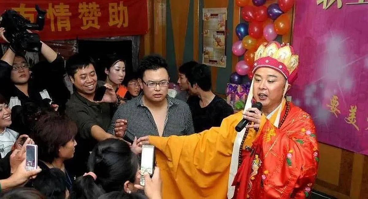 徐少华穿唐僧服登台表演。（互联网）