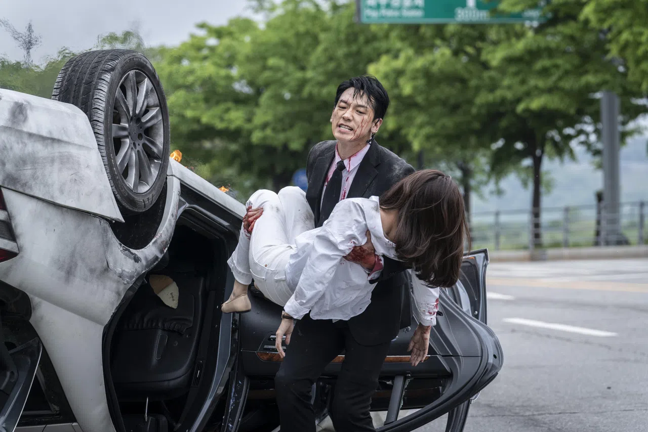 Rain在《红天鹅》饰演金荷娜的保镖，视她比自己的生命还重要。（Disney+提供）