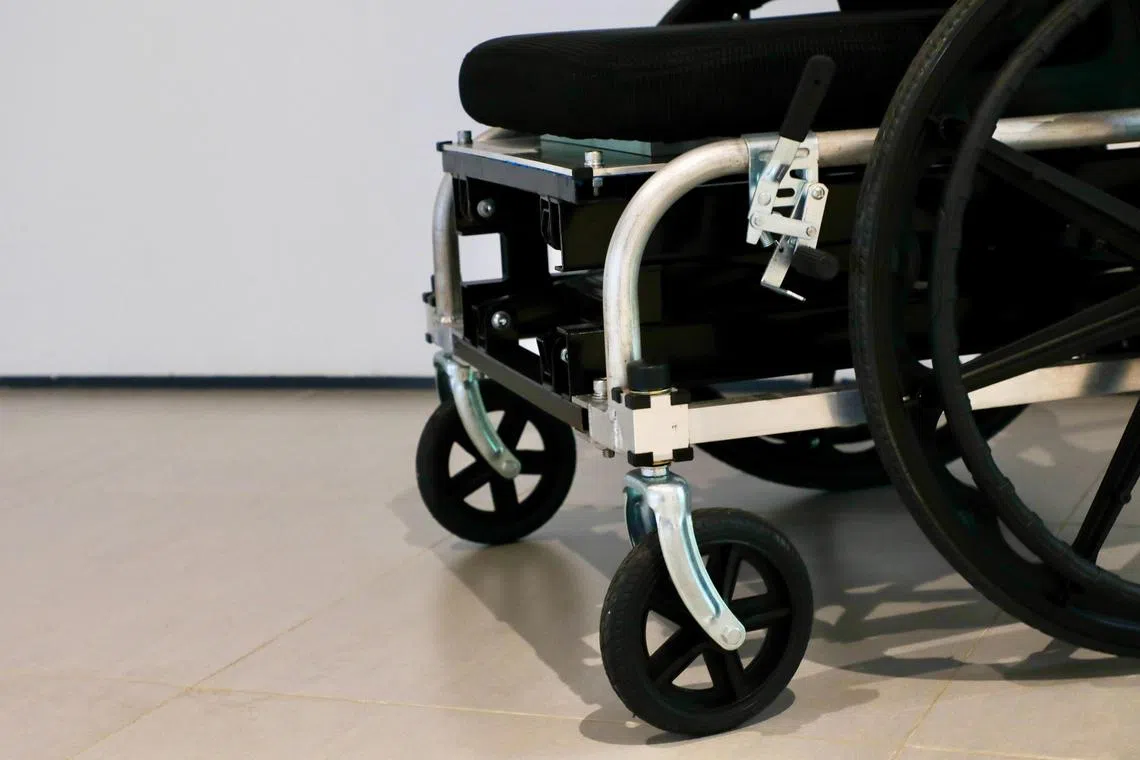 “WheeLift”可升降轮椅采用剪刀式升降结构，座椅高度可灵活调整，并配有可收式扶手，方便转移，也确保能顺利通过一般住宅门口。（张恺恩摄）