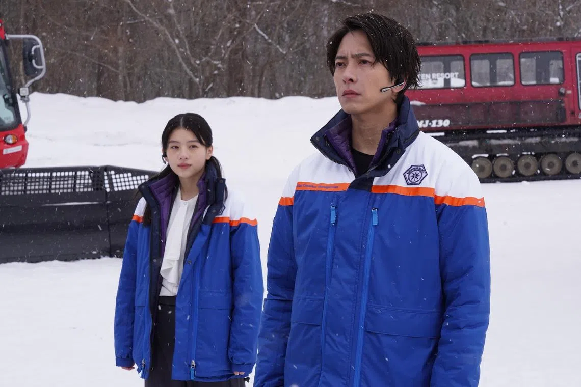 出口夏希（左）在Netflix的《舞伎家的料理人》崭露头角，这次与山下智久（右）搭档演出。（互联网）