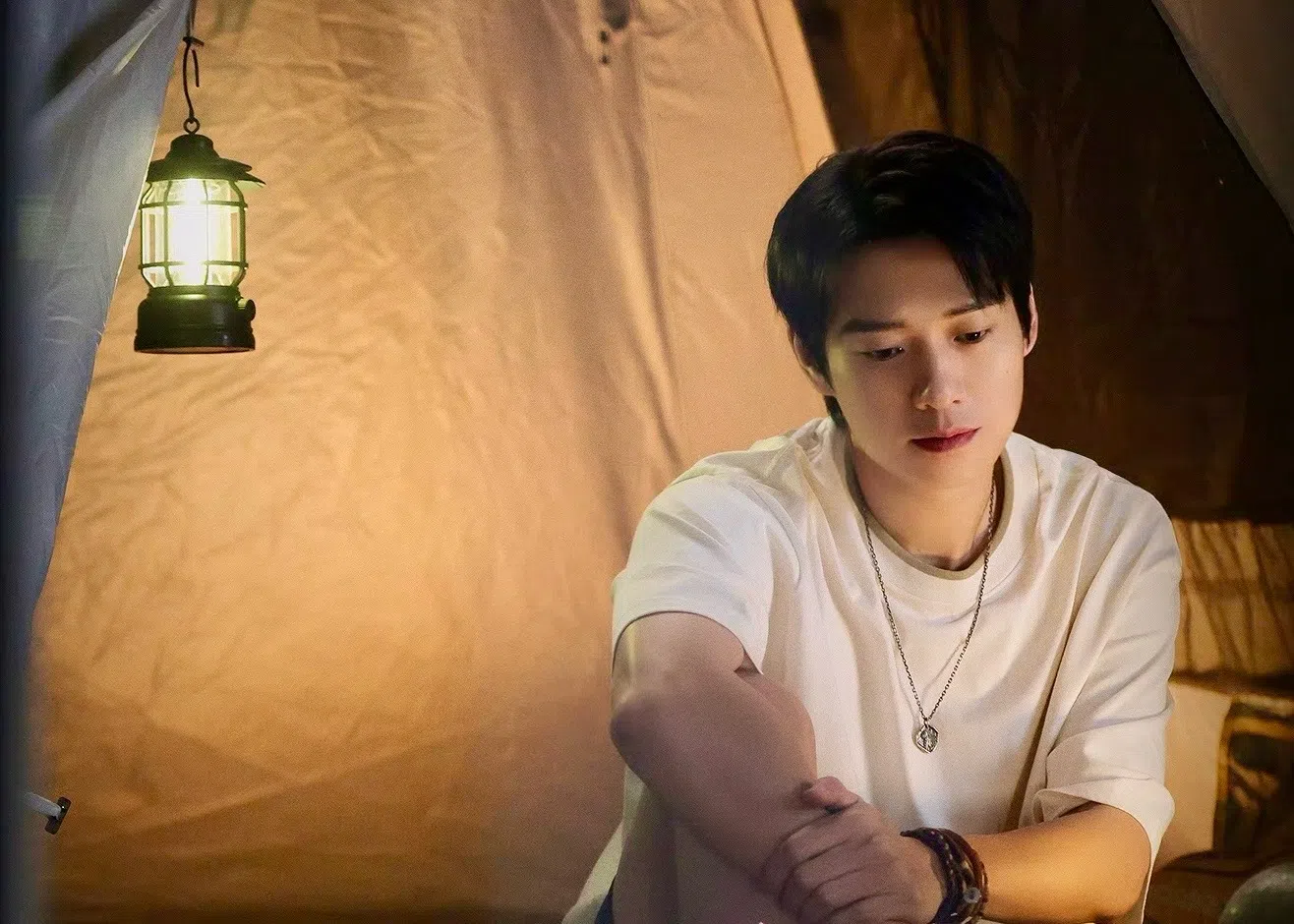 魏大勋饰演的史野洒脱随性，为了当脱口秀演员放弃高薪稳定工作。（取自剧集微博）