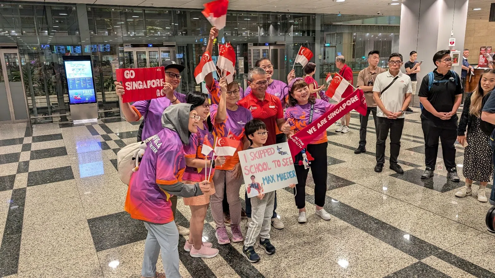 文化、社区及青年部长兼律政部第二部长唐振辉（红衣者）为墨士廉、卢军汉接机。（刘永健摄）