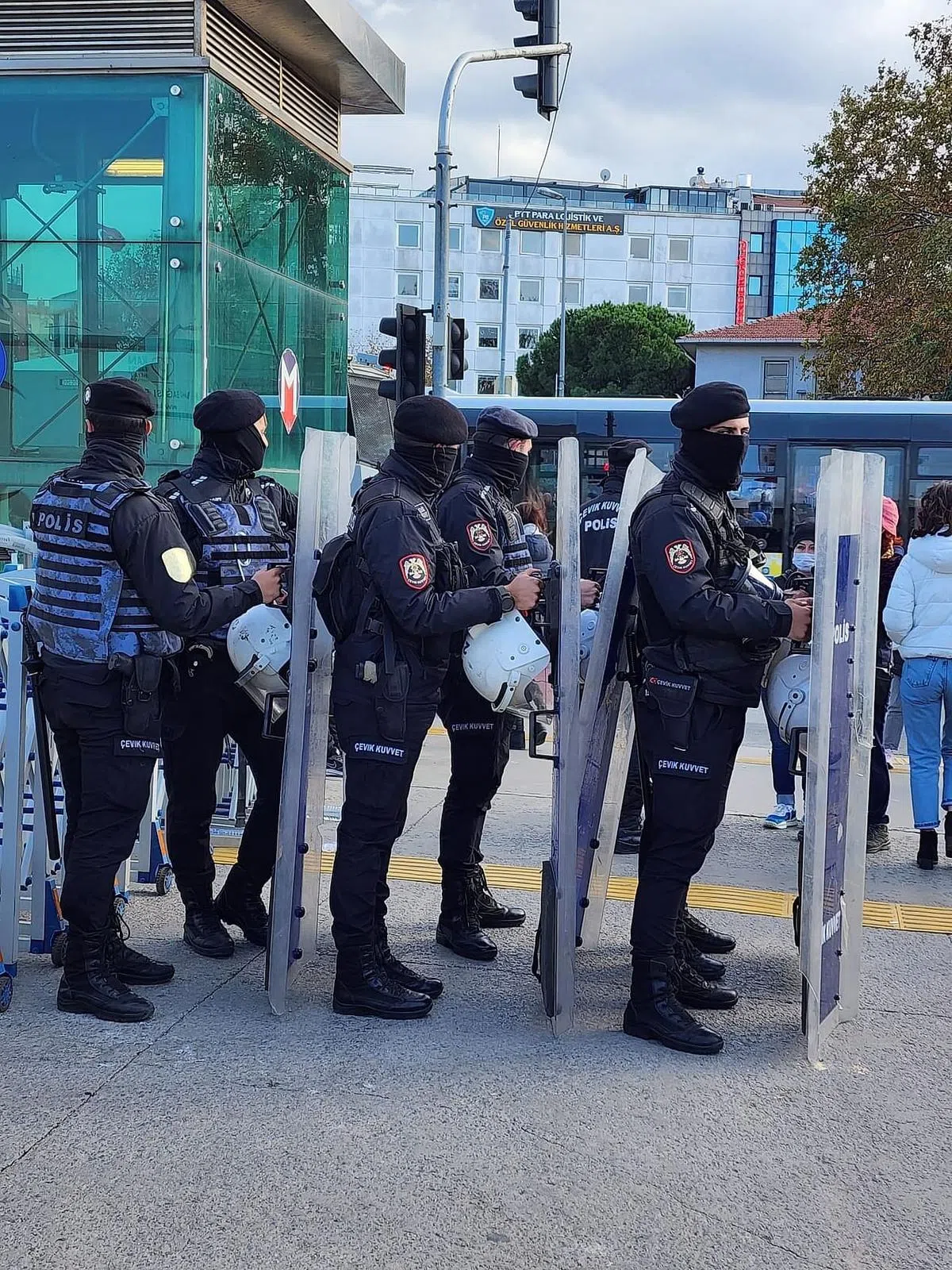 黄文鸿和团友在码头一带被示威者和数以百计的镇暴警察围堵，当时吓了一跳。（受访者提供）