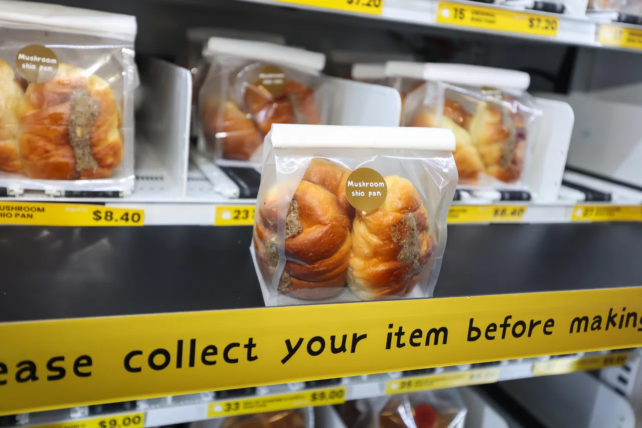 贩卖机升降台有斜度，让面包出货时轻轻滑下。（陈心媛摄）