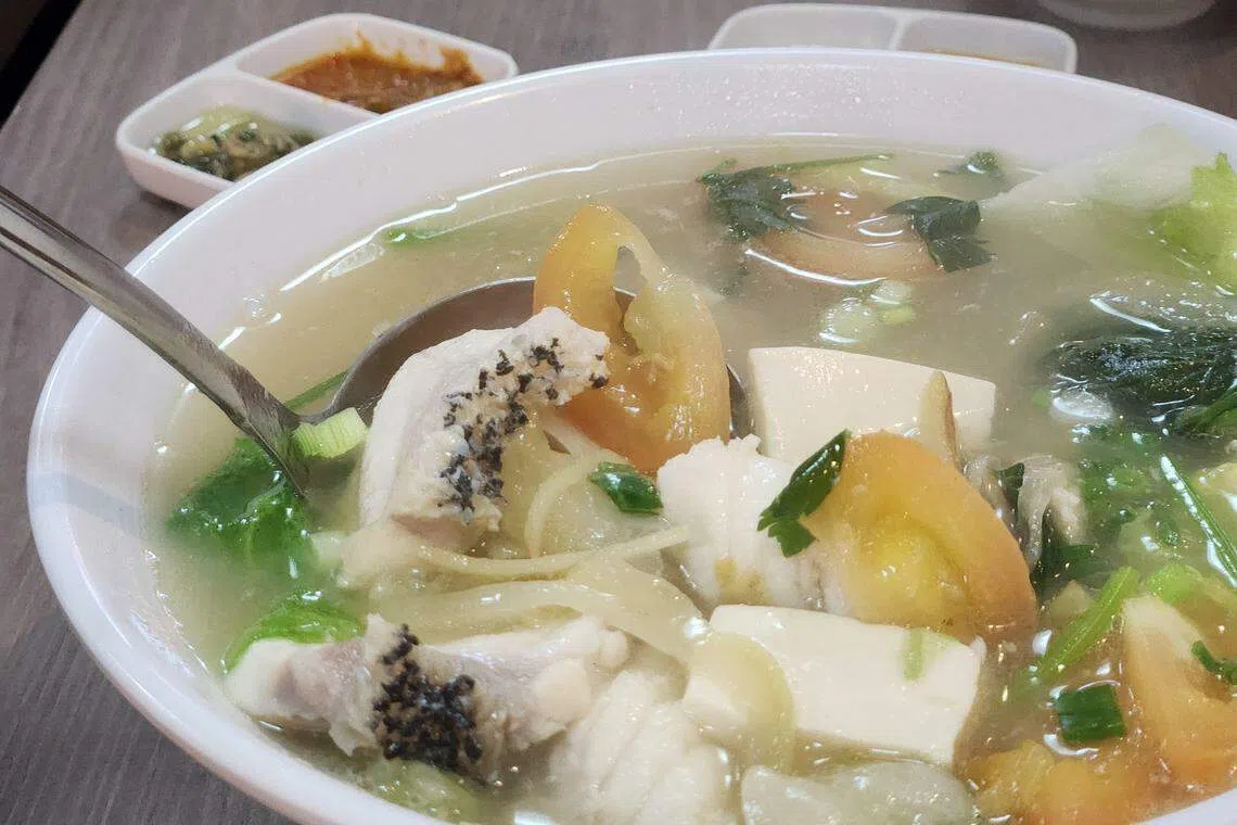 龙趸鱼汤以鱼骨高汤、咸香和番茄煮成暖胃鲜汤。（陈爱薇摄）