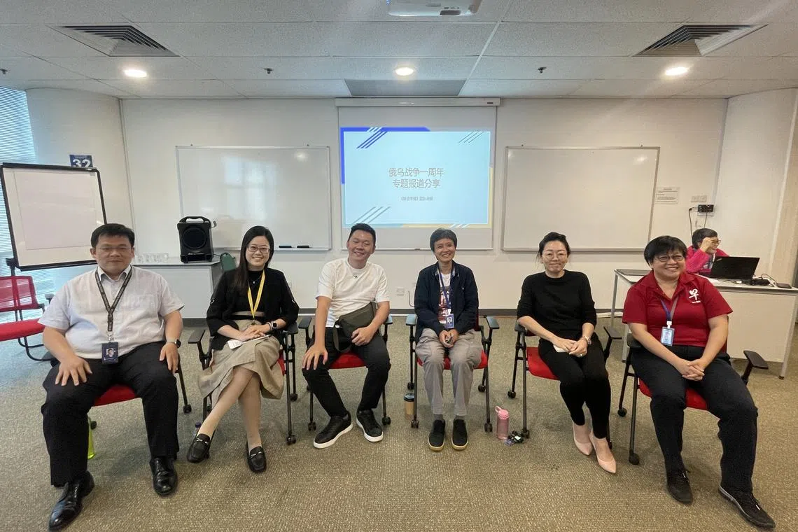 4月4日，参与俄乌战争一周年企划案的早报团队在报馆与新闻室同事分享经验。左起为早报国际新闻第二主任吴汉钧、国际新闻记者廖慧婷、摄影记者李健玮、中国组副主任沈泽玮、时任国际新闻主任邹美琳和副总编辑韩咏红。（受访者提供）