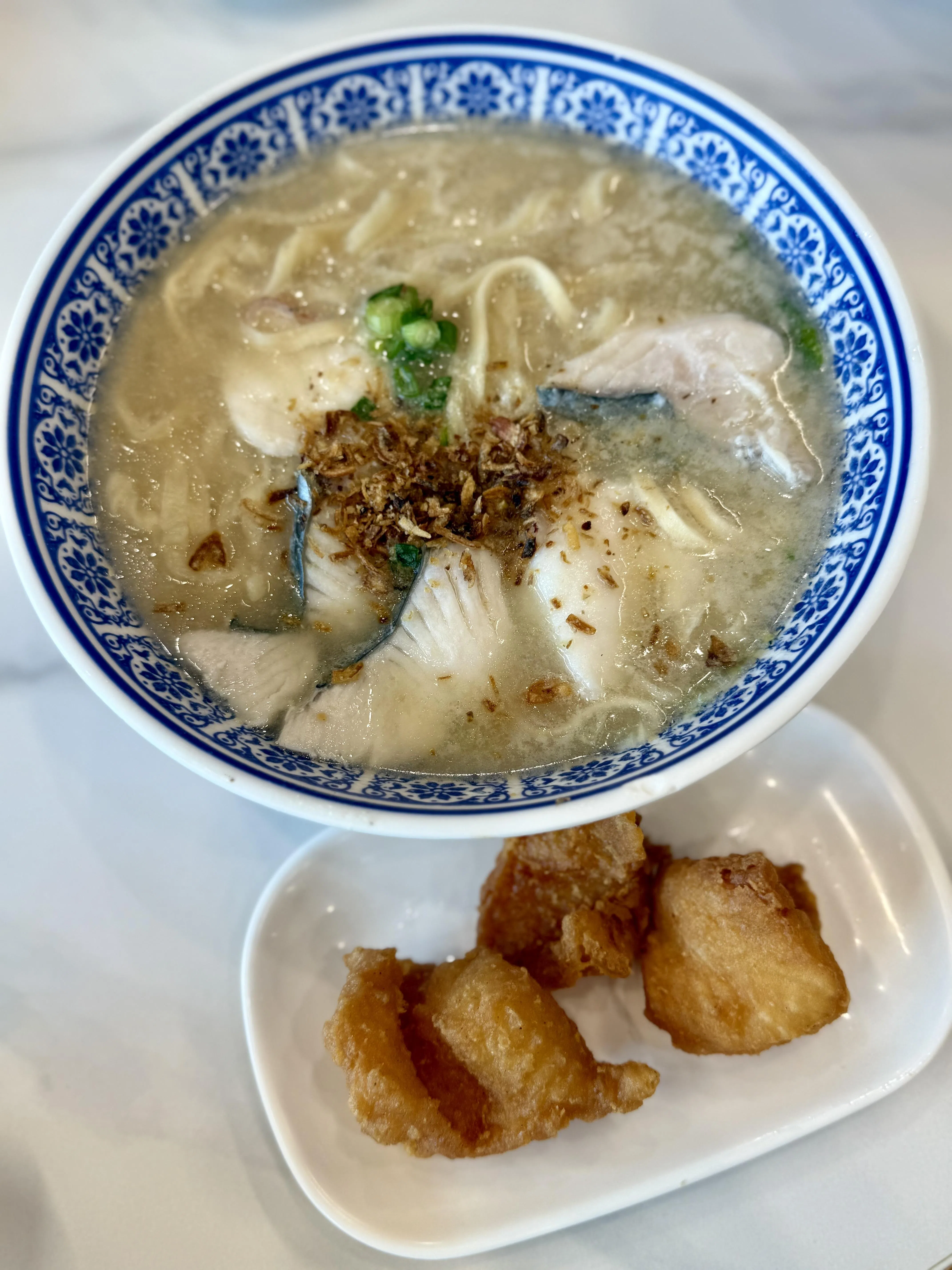 三宝鱼汤，一次过可尝到炸鱼、巴当鱼及红斑鱼三种风味。（叶晓虹摄）