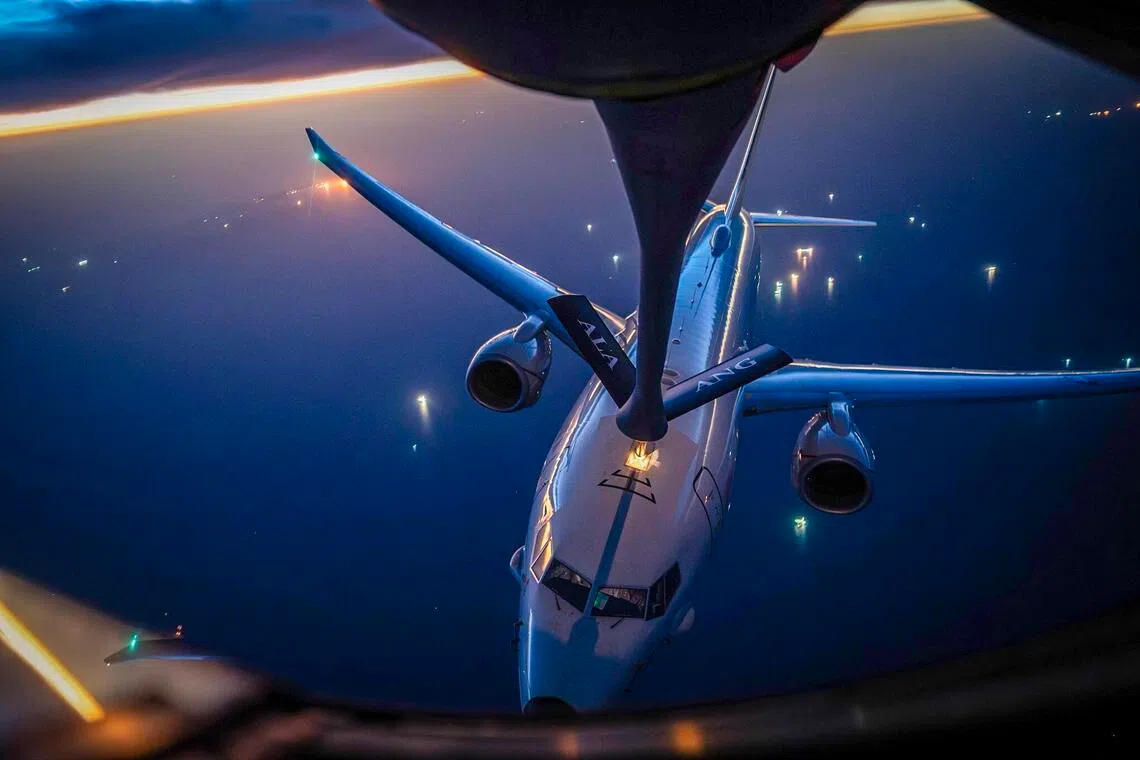 美国持续对进出伊朗港口的海上交通实时封锁，图为美国空军一架KC-135同温层加油机，上周五（4月17日）在美国中央司令部责任区上空，为一架海军P-8飞机加油。（美国中央司令部脸书）