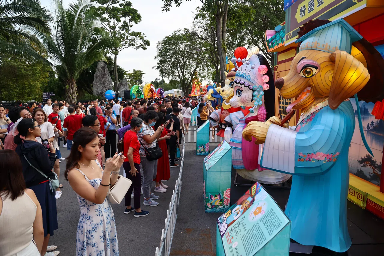 春到河畔的生肖运程展区吸引大批公众驻足。现场展示以十二生肖为主题的精美花灯，每个生肖前都有运势解读。（陈渊庄摄）