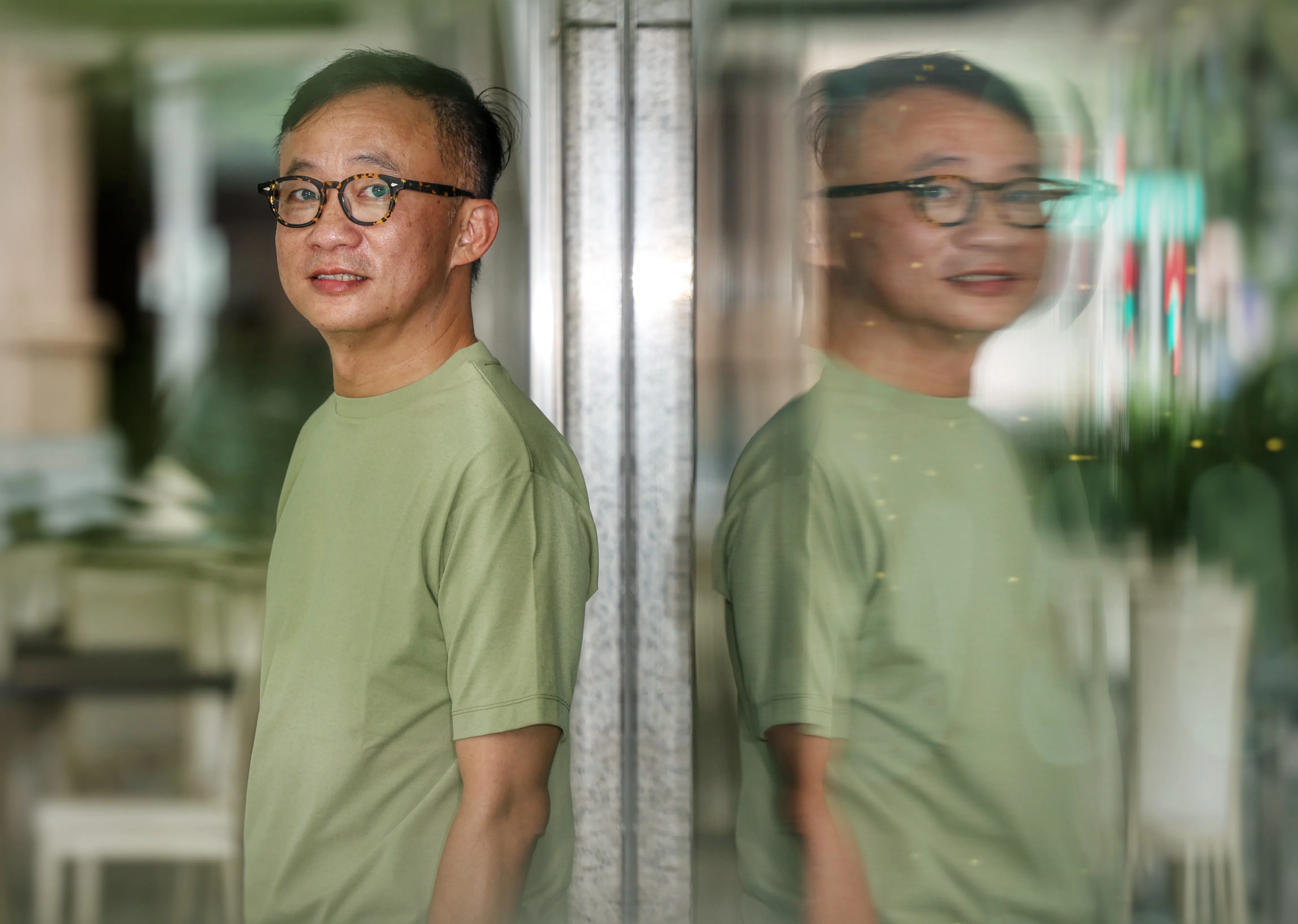 许常德自认是少有的爱讲话的音乐人。他经营脸书，常评论时事，与粉丝互动，也是综艺节目常客。（郑一鸣摄）