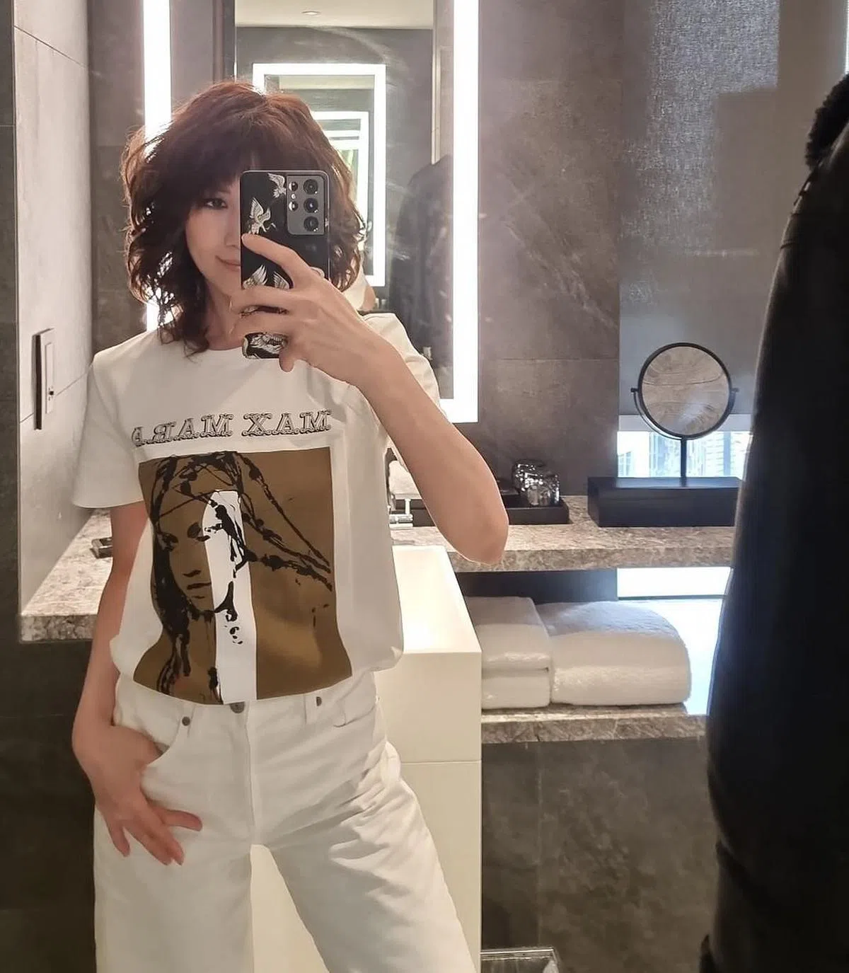 欧萱说，现在要保持联系，通过社媒也可以，不必靠手机号了。（IG）