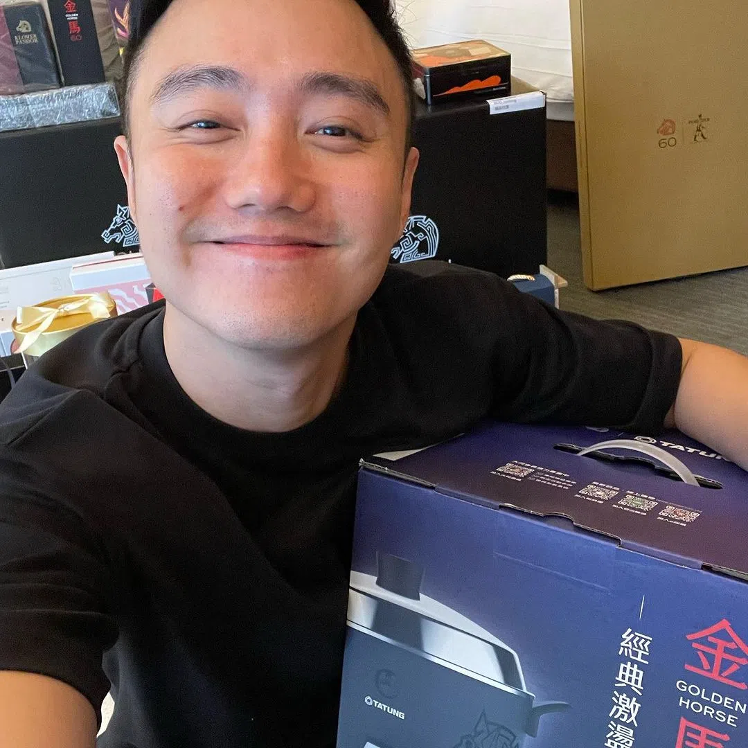 巫俊锋喜收金马电饭锅礼品。（取自巫俊锋IG）
