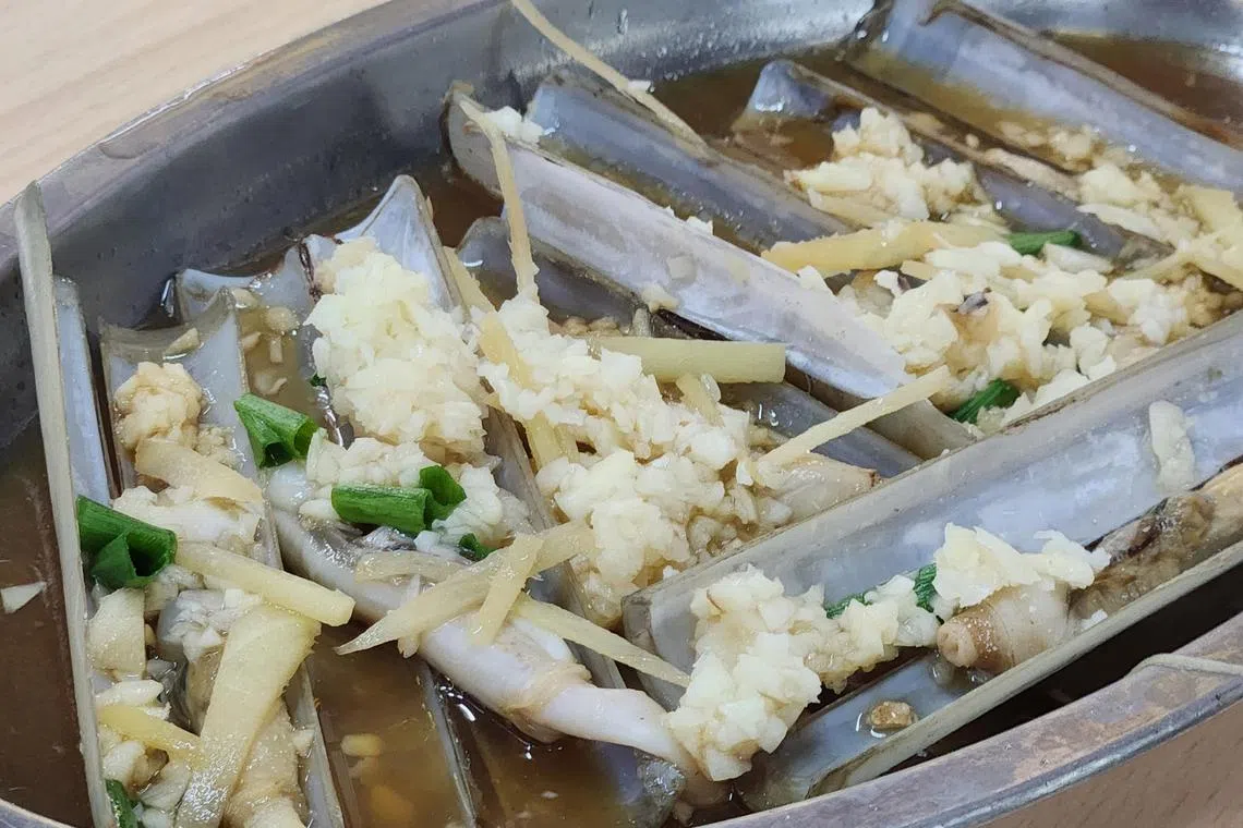 蒸竹蚌一碟$8。（陈爱薇摄）