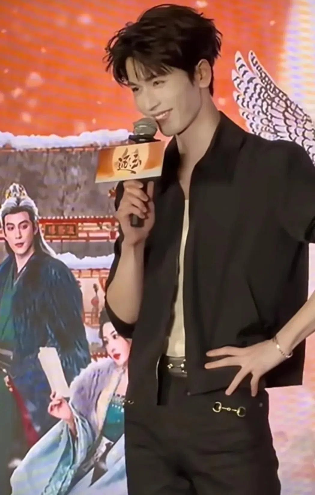 张凌赫在庆功宴上致辞。（互联网）