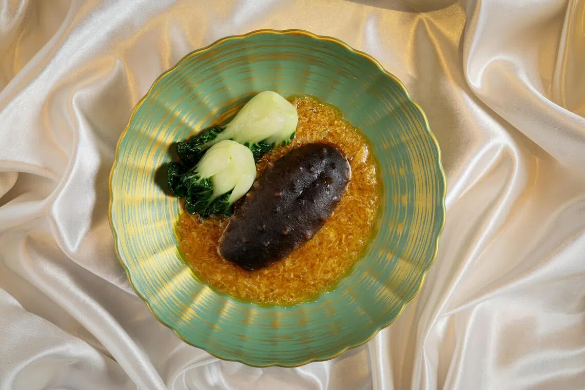 大闸蟹粉扒黑豚肉碎酿日本辽参，口感丰富。（龙国雄摄）