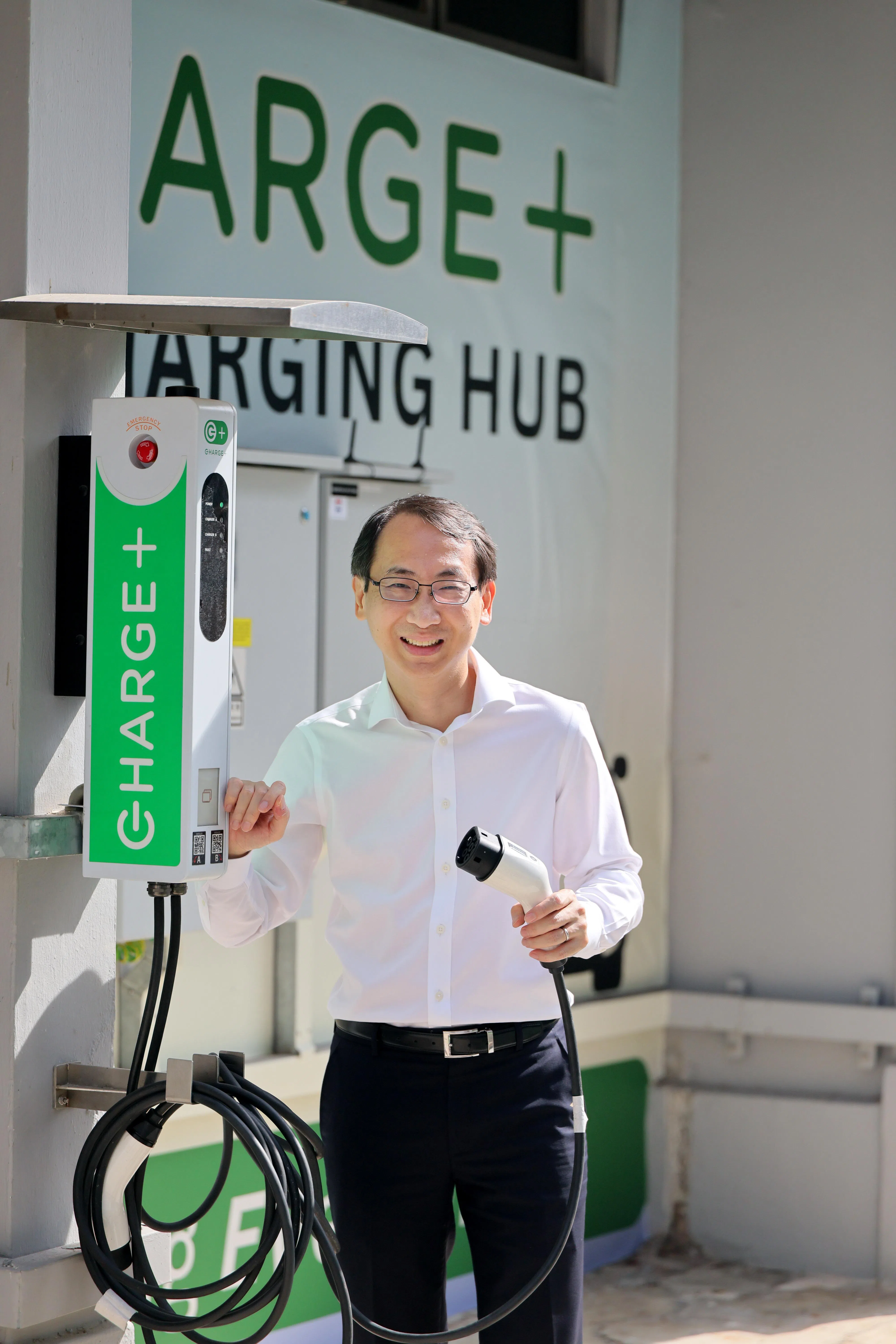 Charge+首席执行官吴自强说，扩大充电网能为消费者带来更具竞争力的充电价格。他身旁是Charge+自主研发的超薄型交流充电桩，机身厚度仅10公分。（龙国雄摄）