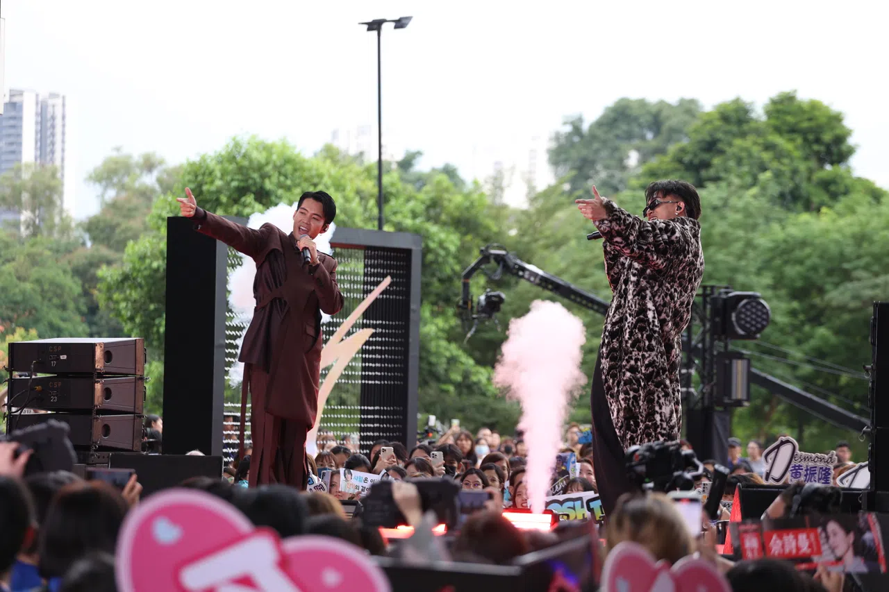 黄振隆（左）和张智扬在红地毯环节中表演。（新传媒提供）