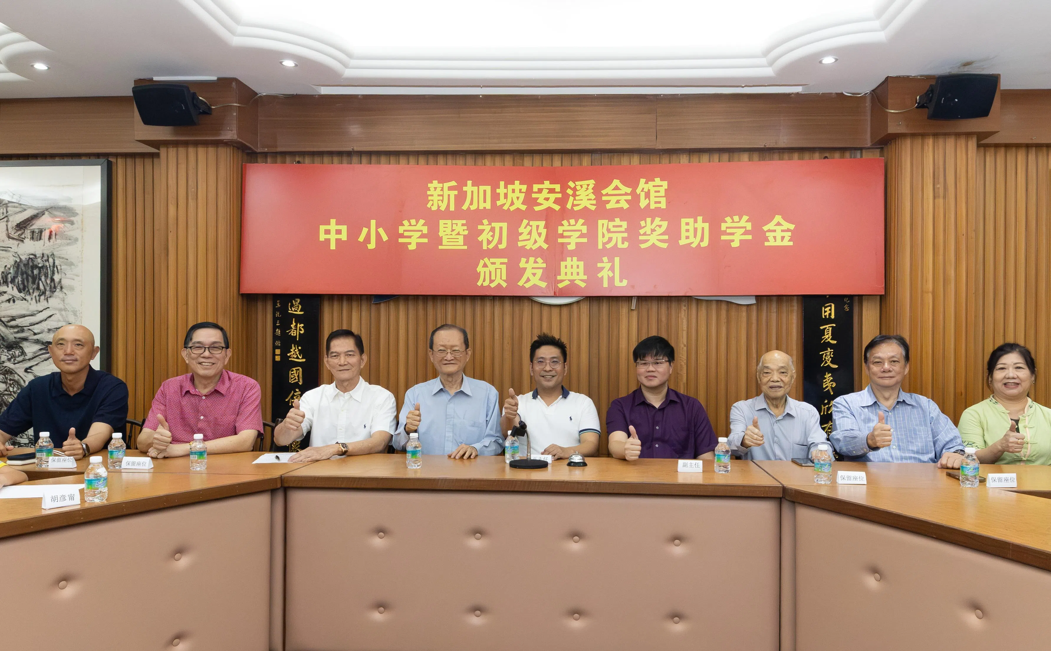 安溪会馆常务主席杨云仲（左四）与会馆领导包括副总务胡伟翔（左起）、总务胡德成、第一副主席李瑞庆、文教股主任高铨壮、文教股副主任陈勇志、荣誉主席兼会务顾问李清荣、第二副主席傅宝联和妇女股主任林美菱，积极推动会馆发展与年轻化进程。（沈康雄摄）