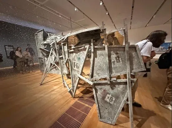 访客弯腰进入韩国著名当代艺术家李昢《我的宏大叙事》雕塑隧道。（黄向京摄）