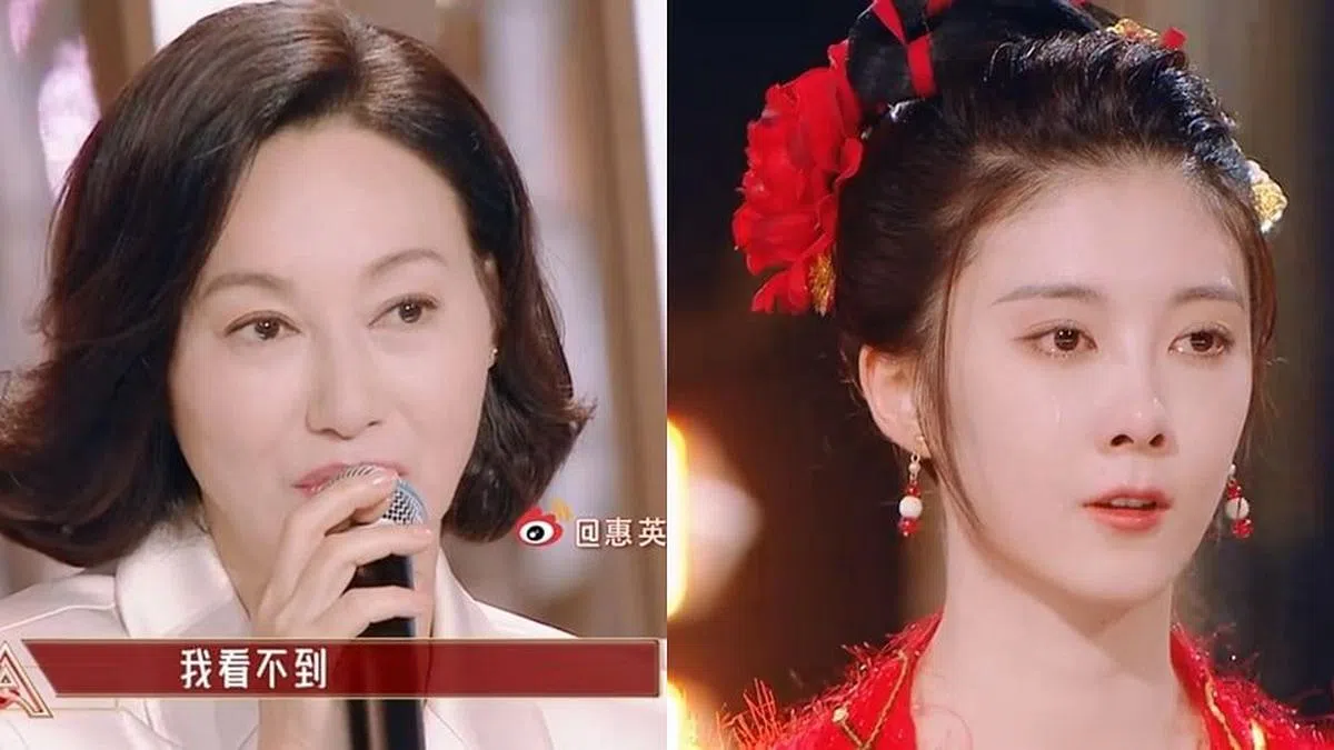 惠英红（左）评语严厉，令女选手曹斐然吓到流泪。（互联网）