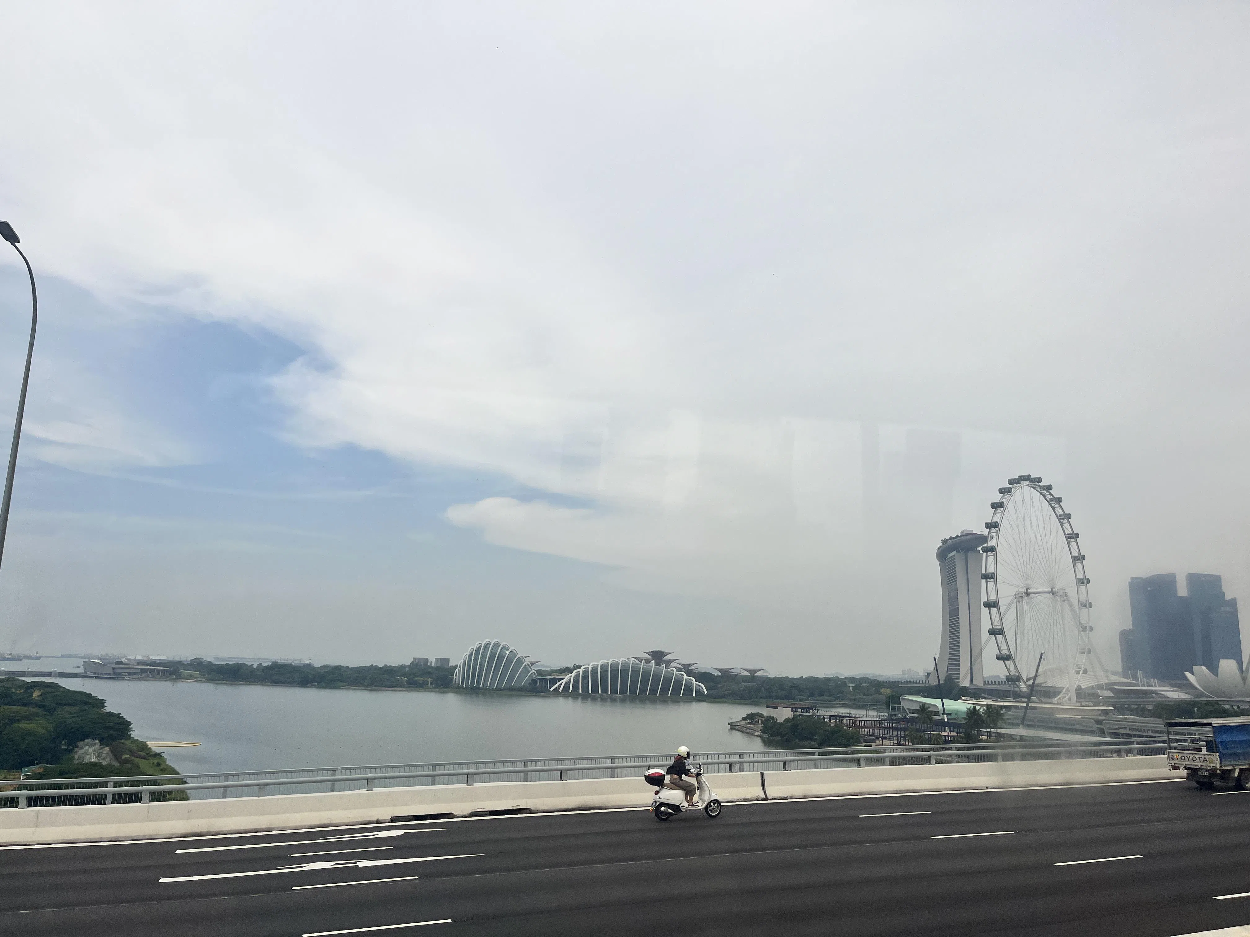 汤东线确实方便，但搭巴士看风景让人游兴更浓。（陈映蓁摄）