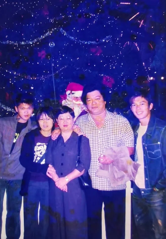 黄俊雄分享昔日全家福，照片中他（右起）与爸爸、妈妈、妹妹及弟弟在圣诞节期间合照。（黄俊雄提供）