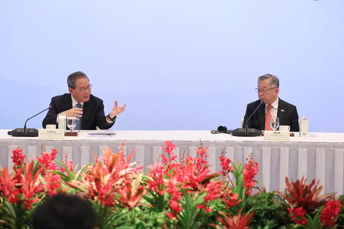 李强（左）星期天出席由副总理兼贸工部长颜金勇主持的新加坡—中国商业圆桌会议。（唐家鸿摄）