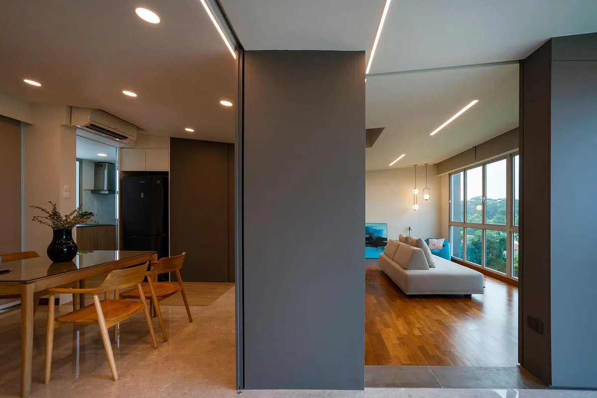 推开活动墙，客厅与饭厅相连。