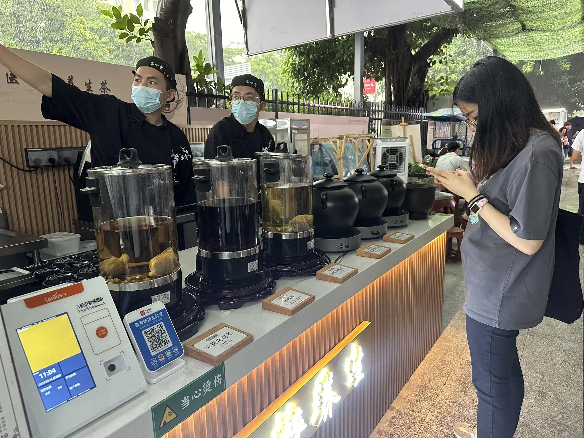 深圳宝安中医院内在今年7月设立售卖养生奶茶等饮品的摊位，吸引不少年轻人前去打卡体验。（林煇智摄）