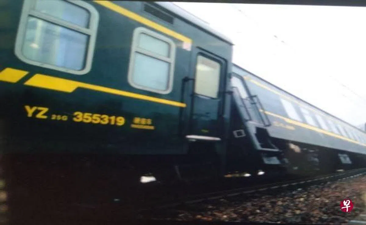 途经郑州的k599次列车20日因大雨冲垮路基，导致车厢倾斜。（互联网）