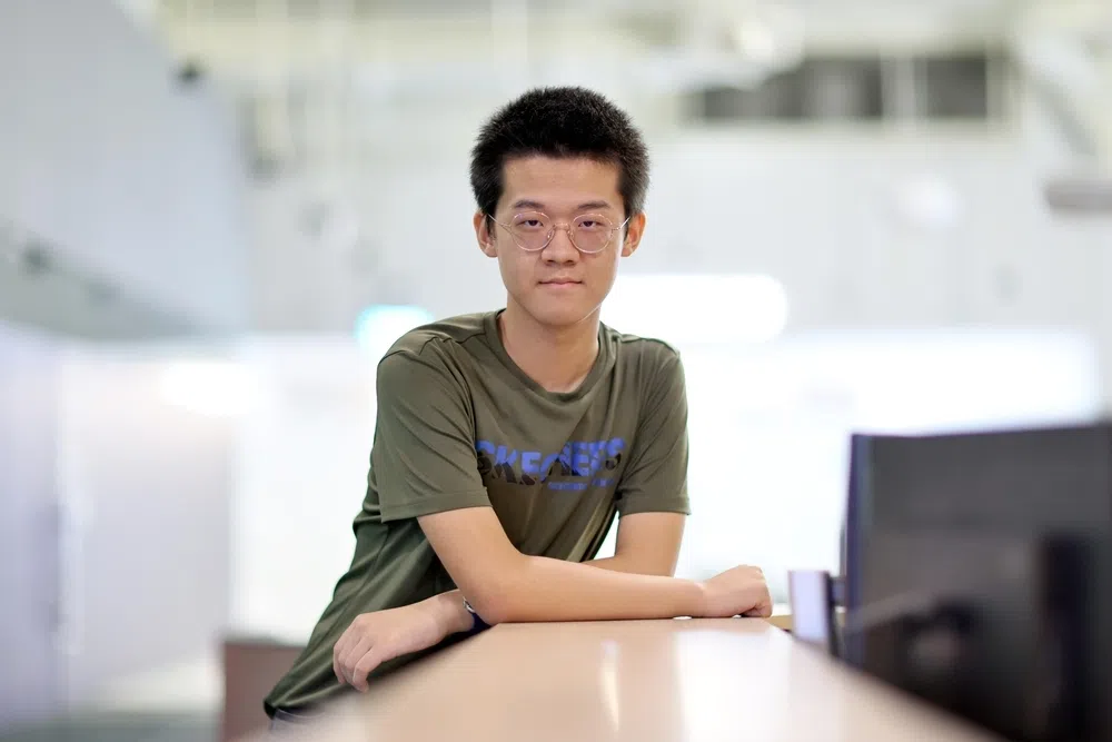 顾瀚文习惯从宏观视角审视世界，思考历史事件背后的人性、勇气与牺牲。（龙国雄摄）