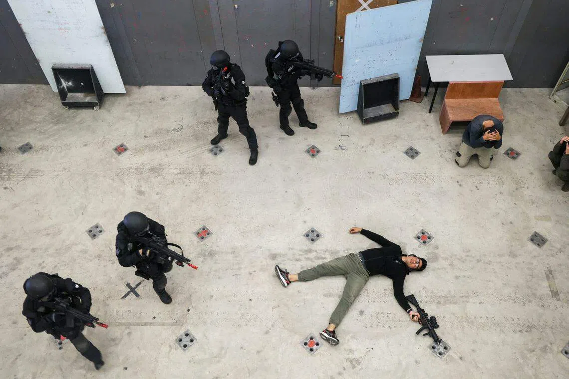 在处理枪手挟持人质的情境中，训练有素的警察机动部队队员迅速到场，他们不畏危险制伏枪手，救出受困公众。（卓祾祎摄）