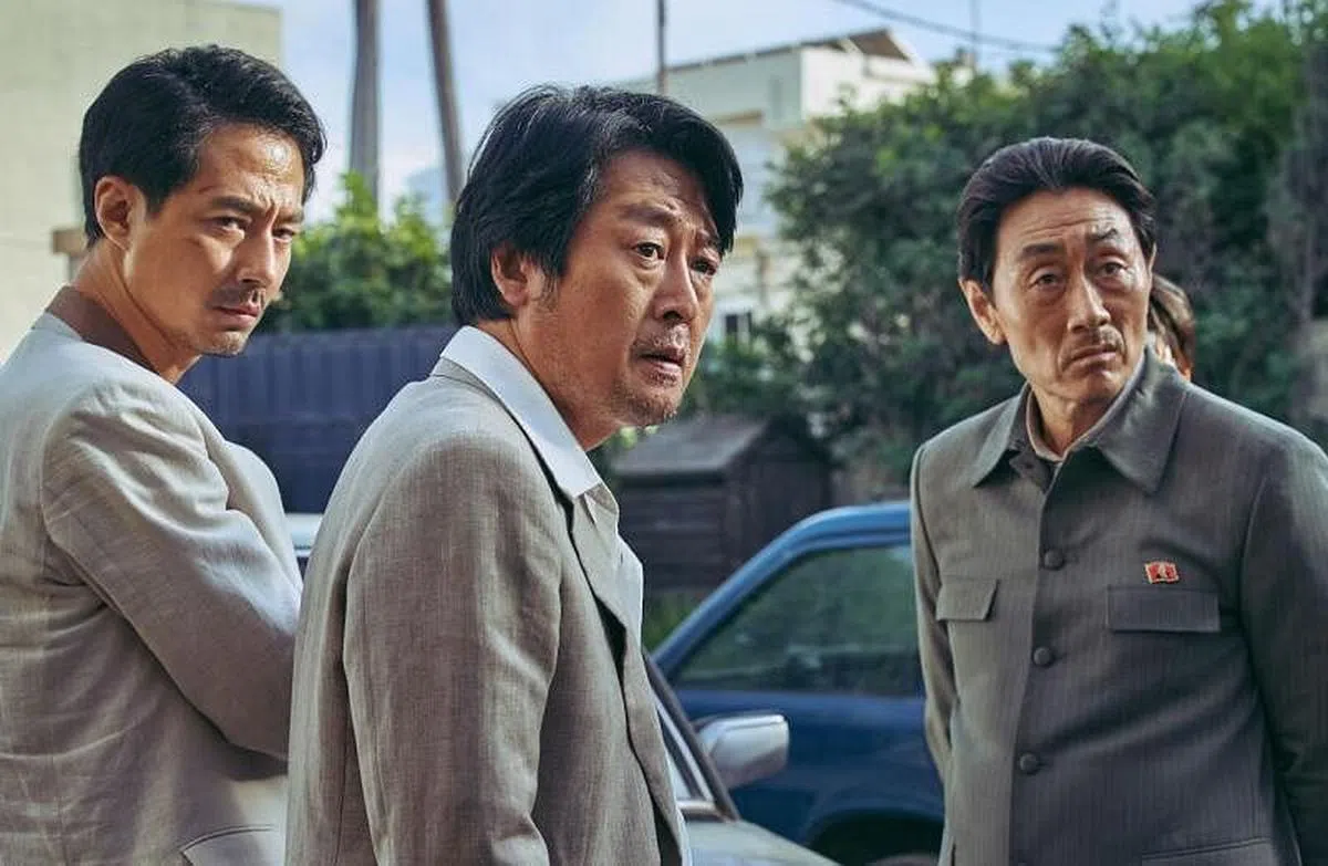 赵寅成（左起），金伦奭与许峻豪（右）。