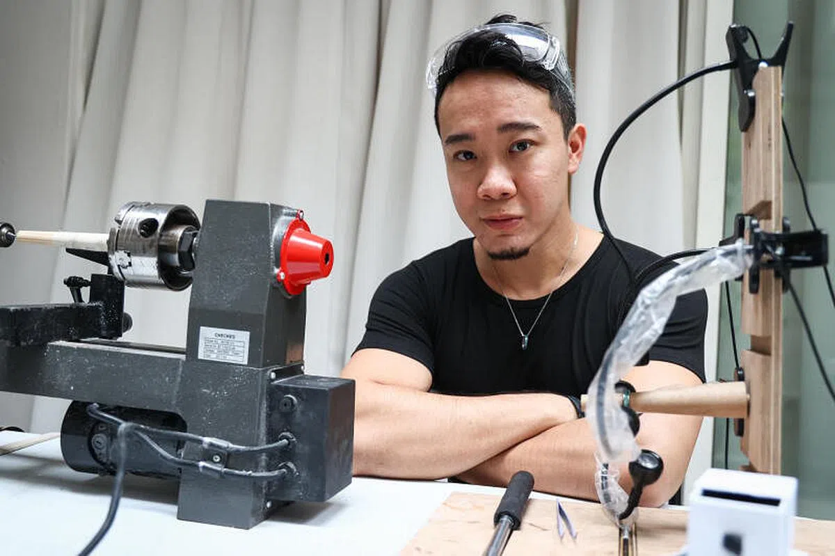 原是水下摄影师的林宗翰数月前斜杠创设骨灰首饰工作室，掀开事业新一章。 （李健玮摄）