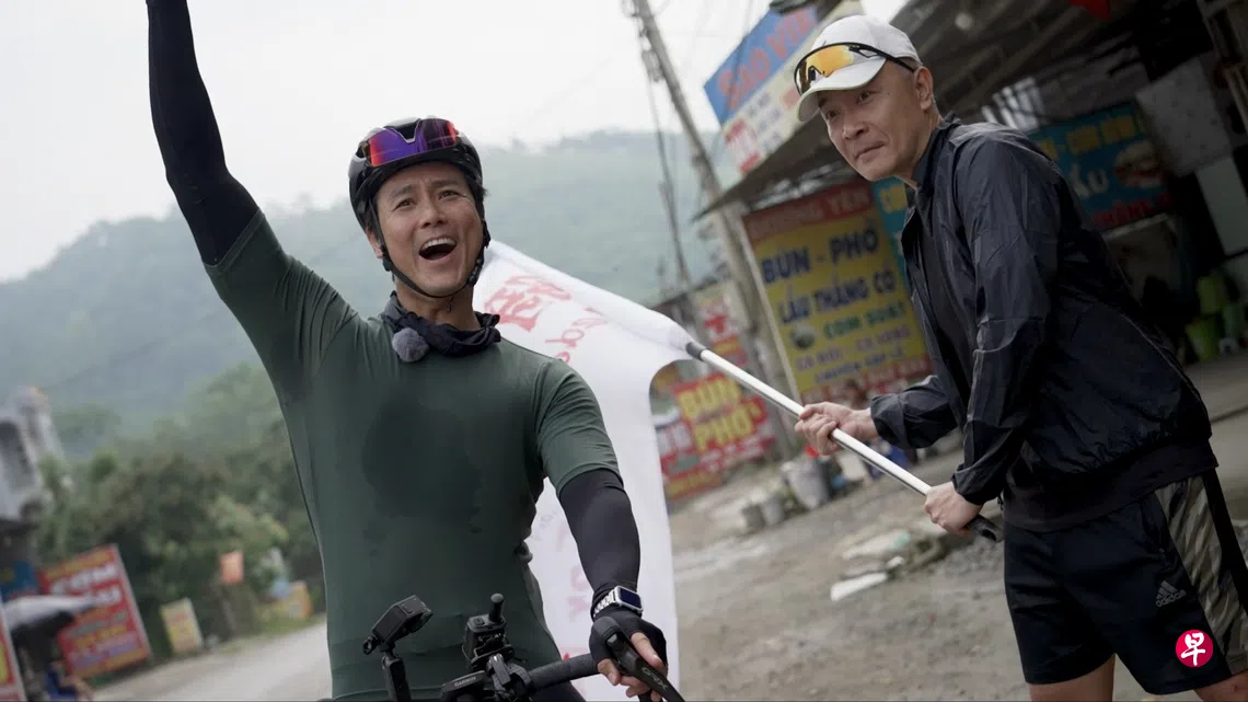 陈邦鋆（左）从郑斌辉（右）手中接棒，开启“骑心协力”的第二段路程。 （新传媒提供）