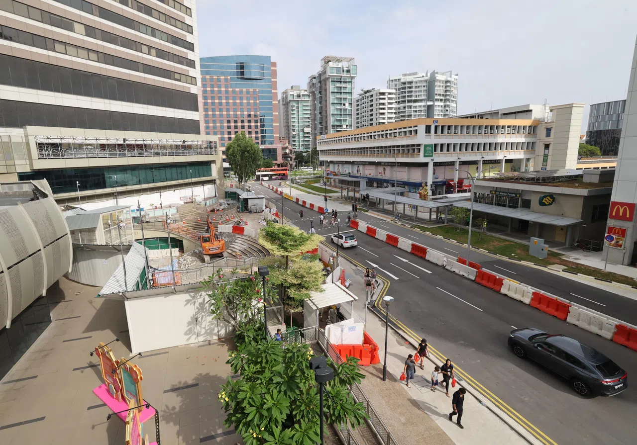 目前从马林百列地铁站一号出口步行到百汇广场，需要走过一条没有遮盖的人行道。（邬福梁摄）