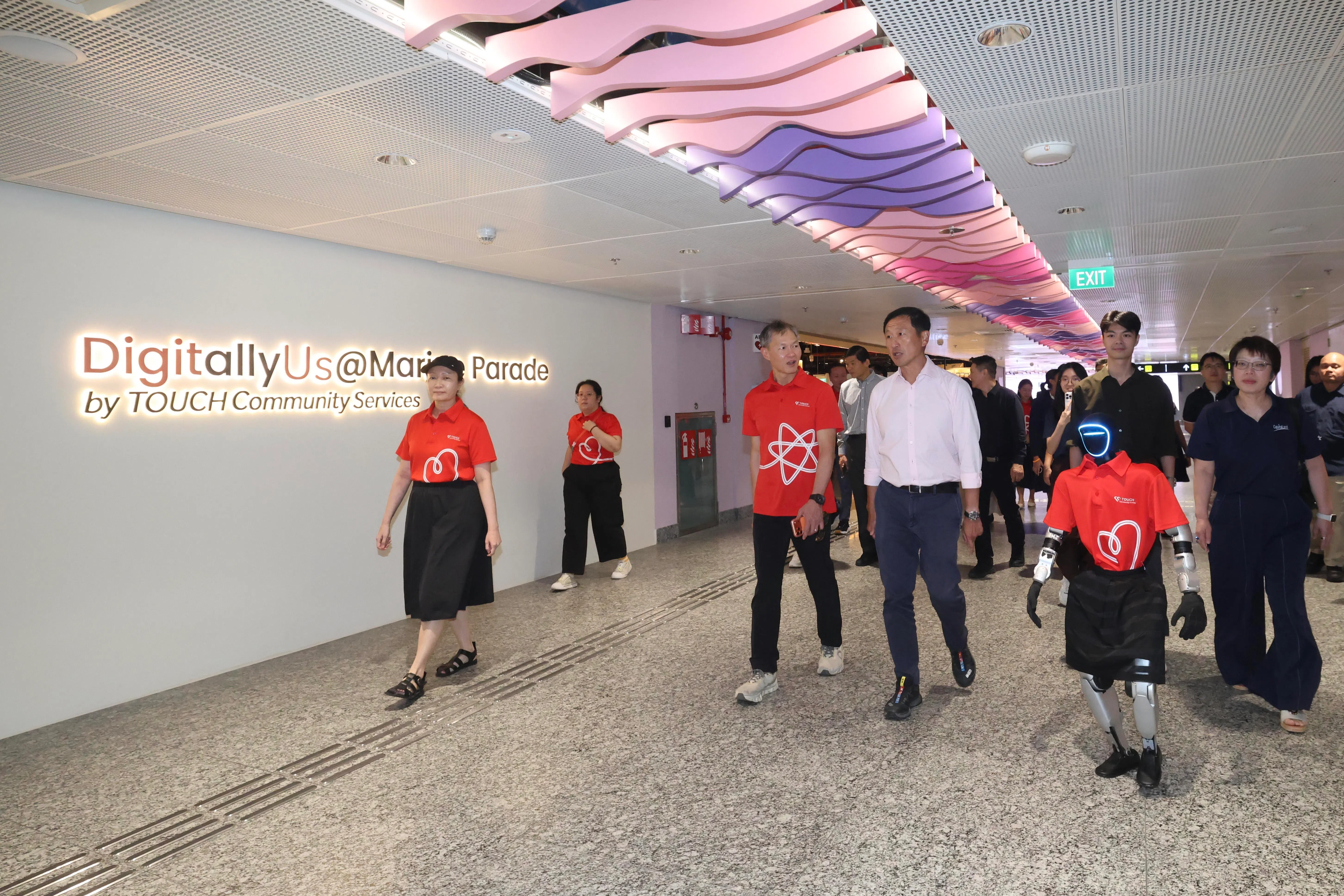 触爱社会服务推出的DigitallyUs中心，位于马林百列地铁站的The Anchor @ Marine Parade。社会政策统筹部长兼保健卫生部长王乙康（前排左三）星期二（8月18日）在触爱社会服务总裁陈锦耀（前排左二）的陪同下，参观新设施。（郑一鸣摄）